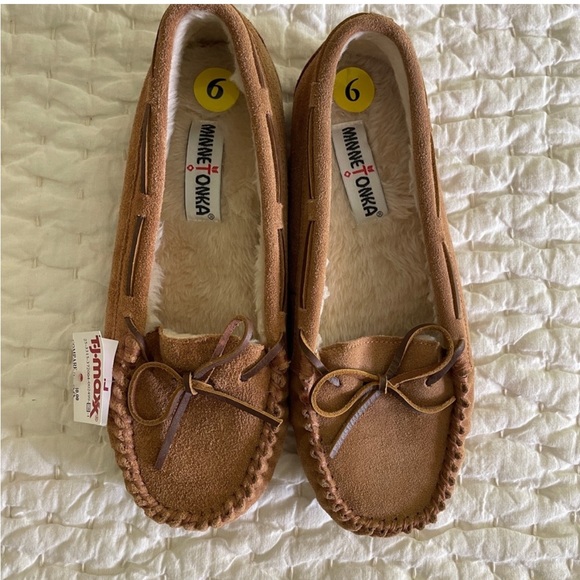 Minnetonka Tan Moccasins NWT. 9 women’s. - Picture 1 of 3